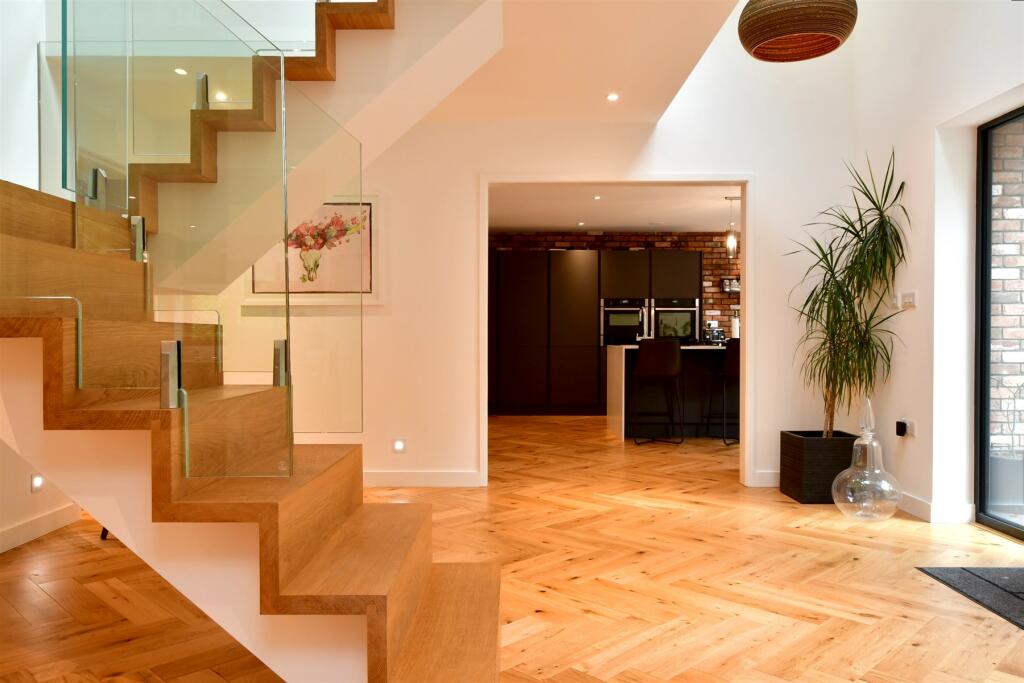 6 bedroom detached house for sale in Braypool Lane, Patcham, Brighton