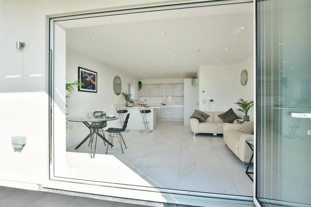 2 bedroom ground floor flat for sale in Marine Drive, Brighton, East Sussex, BN2
