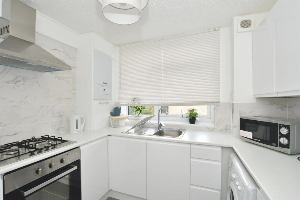 2 bedroom flat for sale in Juniper Square, Havant, Hampshire, PO9