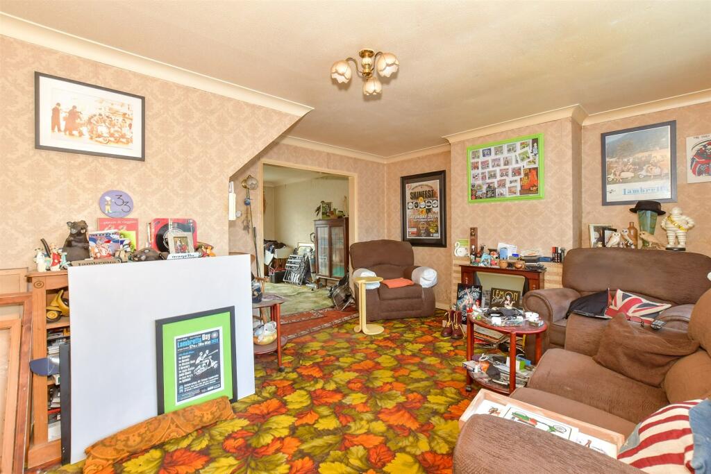 4 bedroom detached house for sale in Southbrook Road, Havant, Hampshire