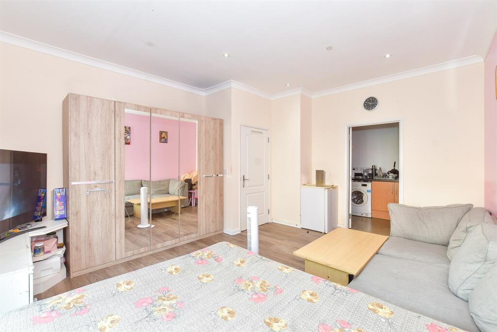 Main image of property: High Street, Cosham, Portsmouth, Hampshire