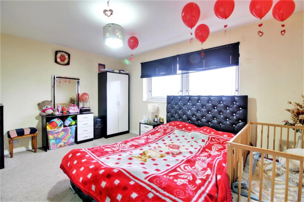 2 bedroom flat for sale in Cody Road, Farnborough, Hampshire, GU14