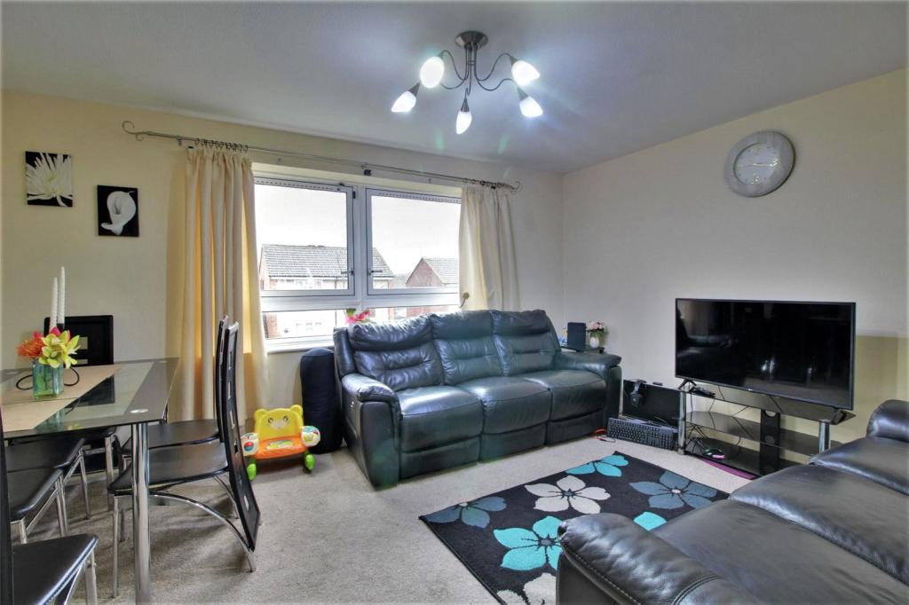 2 bedroom flat for sale in Cody Road, Farnborough, Hampshire, GU14