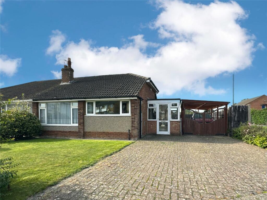 2 bedroom bungalow for sale in Beta Road, Farnborough, Hampshire, GU14