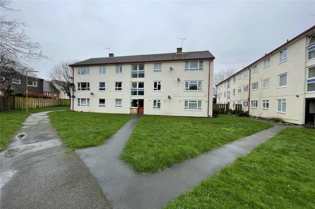 2 bedroom flat for sale in Montgomery Road, Farnborough, Hampshire, GU14