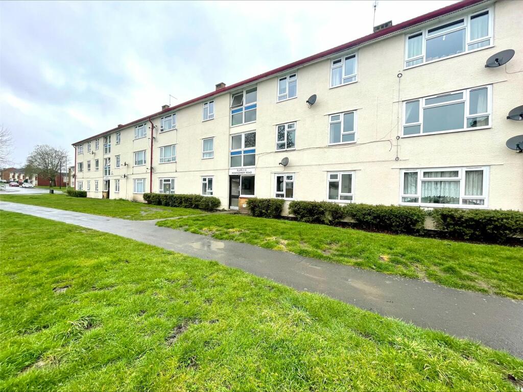 3 bedroom flat for sale in Montgomery Road, Farnborough, Hampshire, GU14