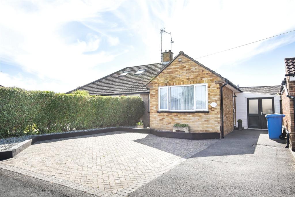 2 bedroom bungalow for sale in Blunden Road, Farnborough, Hampshire, GU14