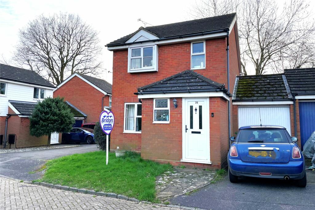 4 bedroom detached house for sale in Morton Close, Frimley, Camberley