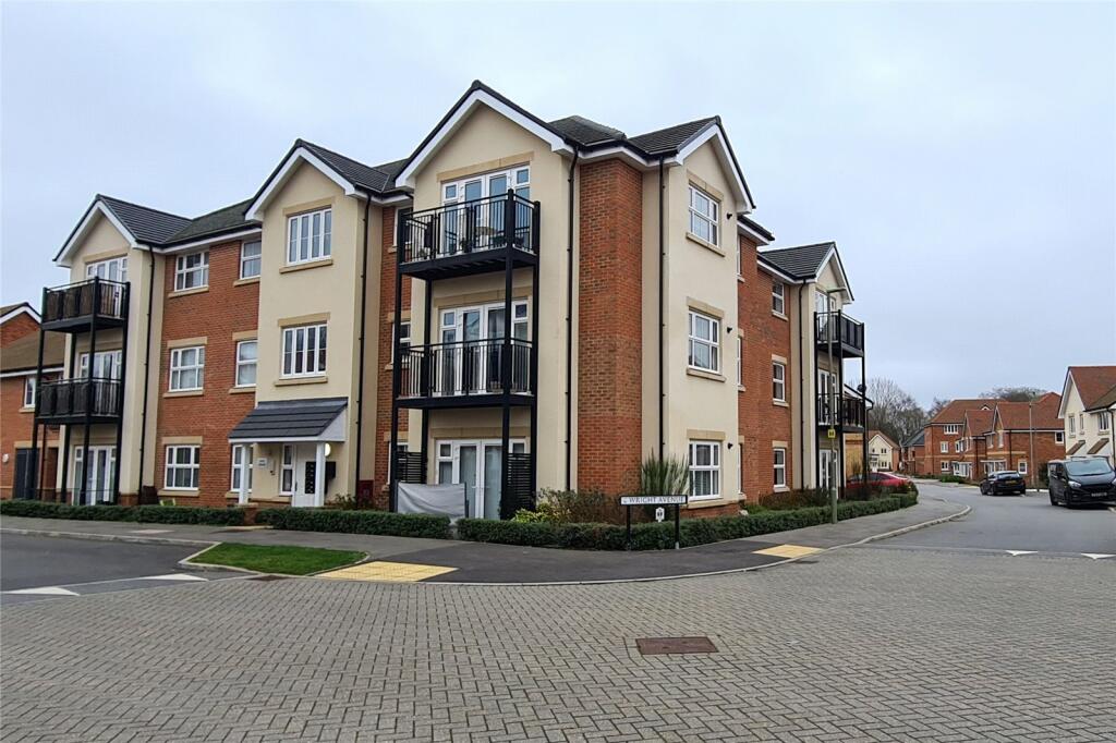2 bedroom flat for sale in Hurst Avenue, Blackwater, Camberley
