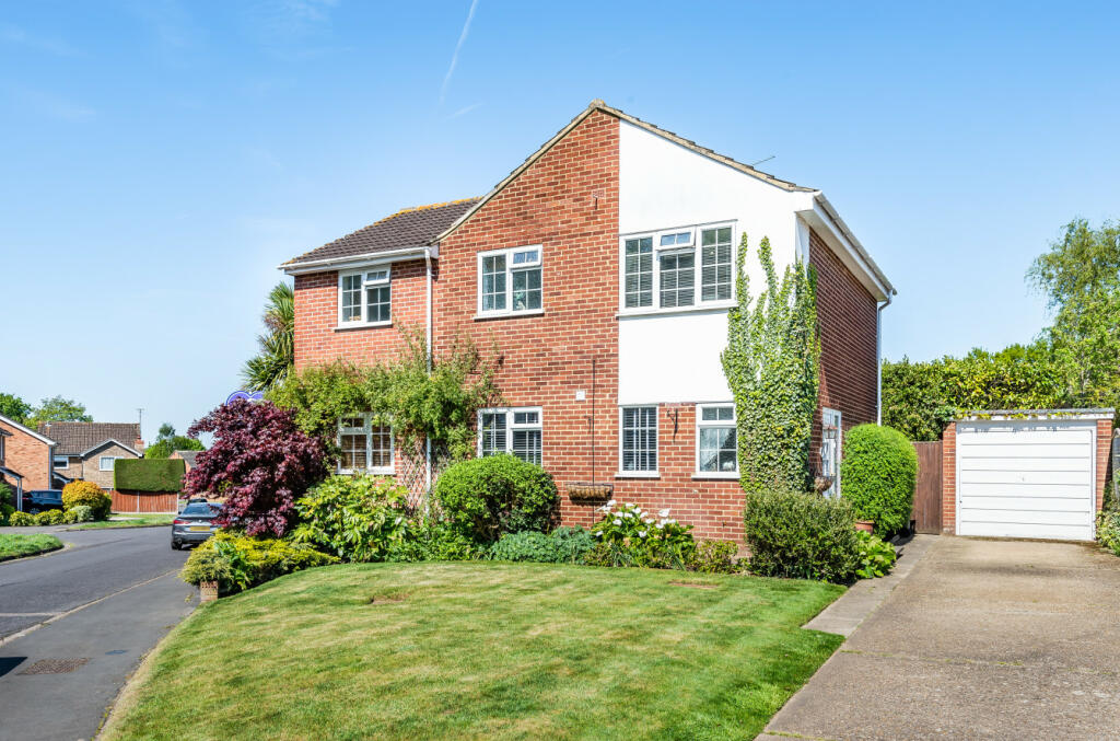 4 bedroom detached house for sale in Stoneleigh Court, Frimley, GU16