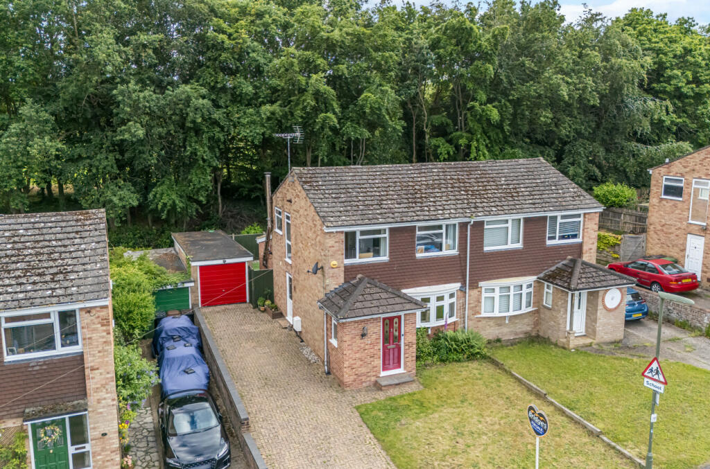 3 bedroom semidetached house for sale in Broomsquires Road, Bagshot