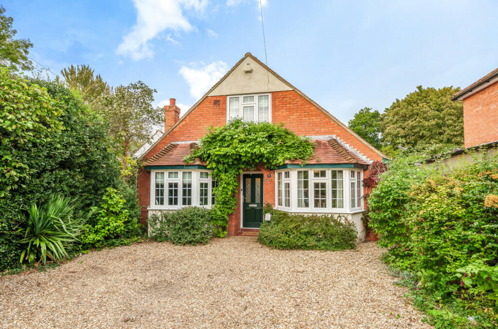 4 bedroom detached house for sale in Coleford Bridge Road, Mytchett, GU16