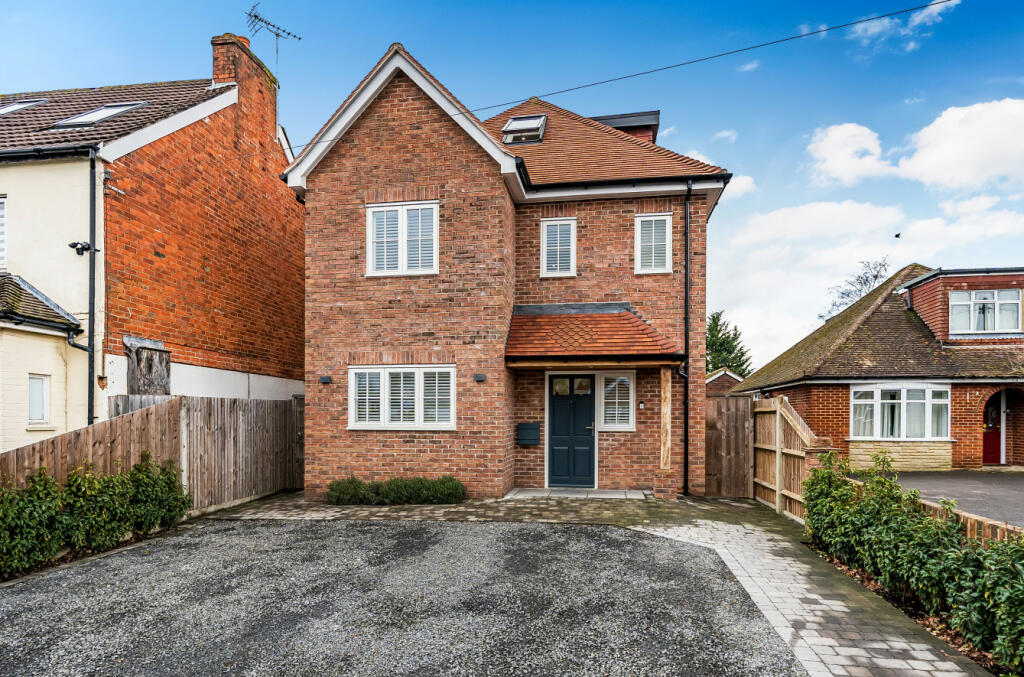 5 bedroom detached house for sale in Coleford Bridge Road, Mytchett