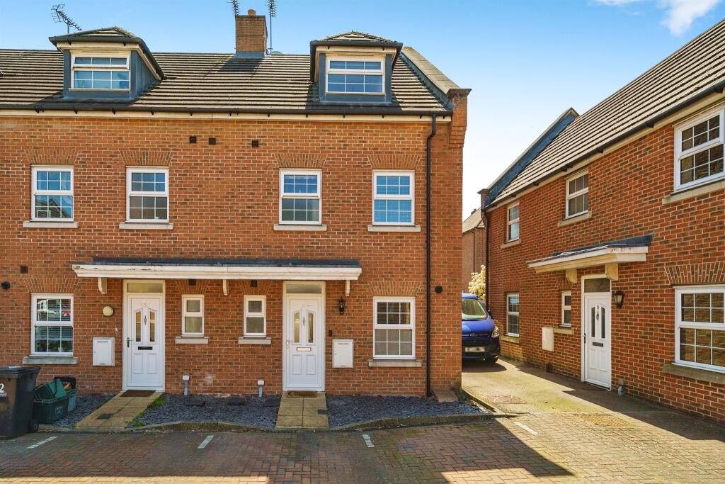 4 bedroom end of terrace house for sale in Frogmore, St. Albans, AL2