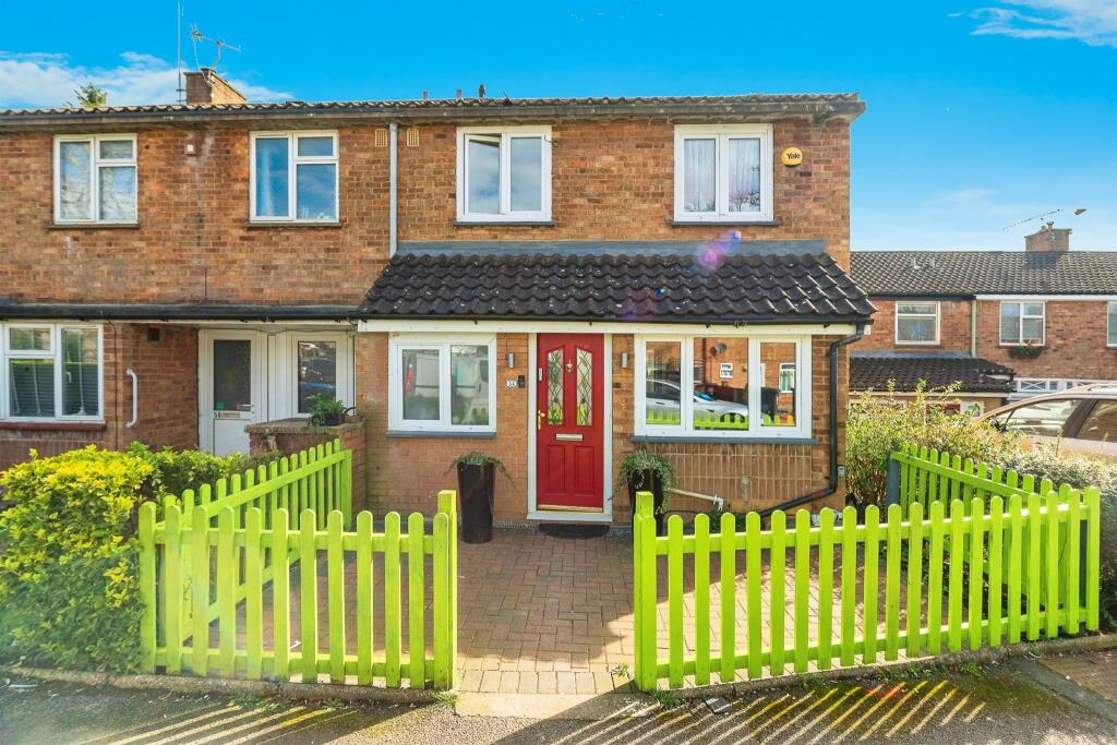 3 bedroom end of terrace house for sale in Bradshaws, Hatfield, AL10