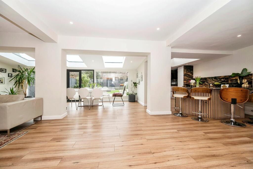 4 bedroom semidetached house for sale in Selwyn Crescent, Hatfield, AL10