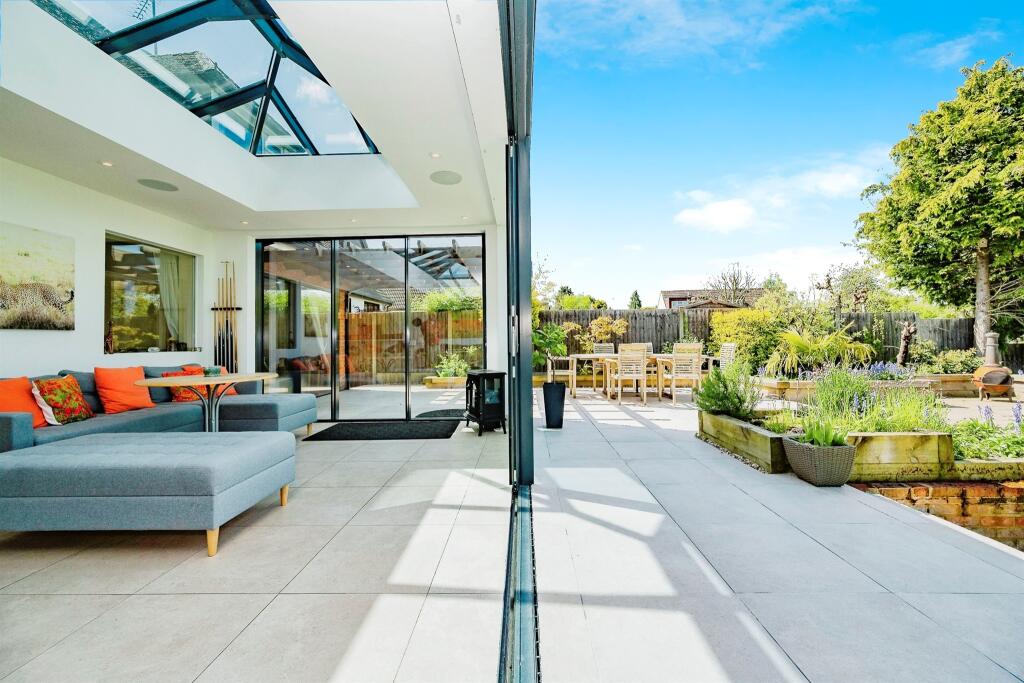 5 bedroom detached house for sale in Highfield Road, Sandridge, St