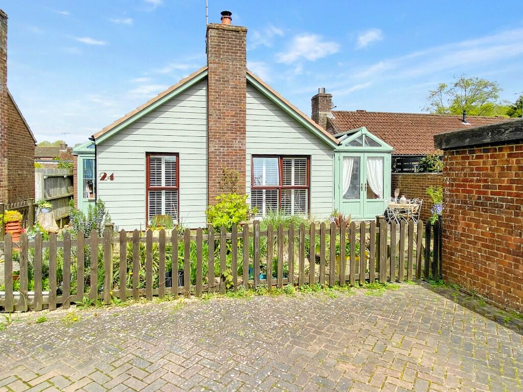 2 bedroom detached bungalow for sale in Fordingbridge, Hampshire, SP6