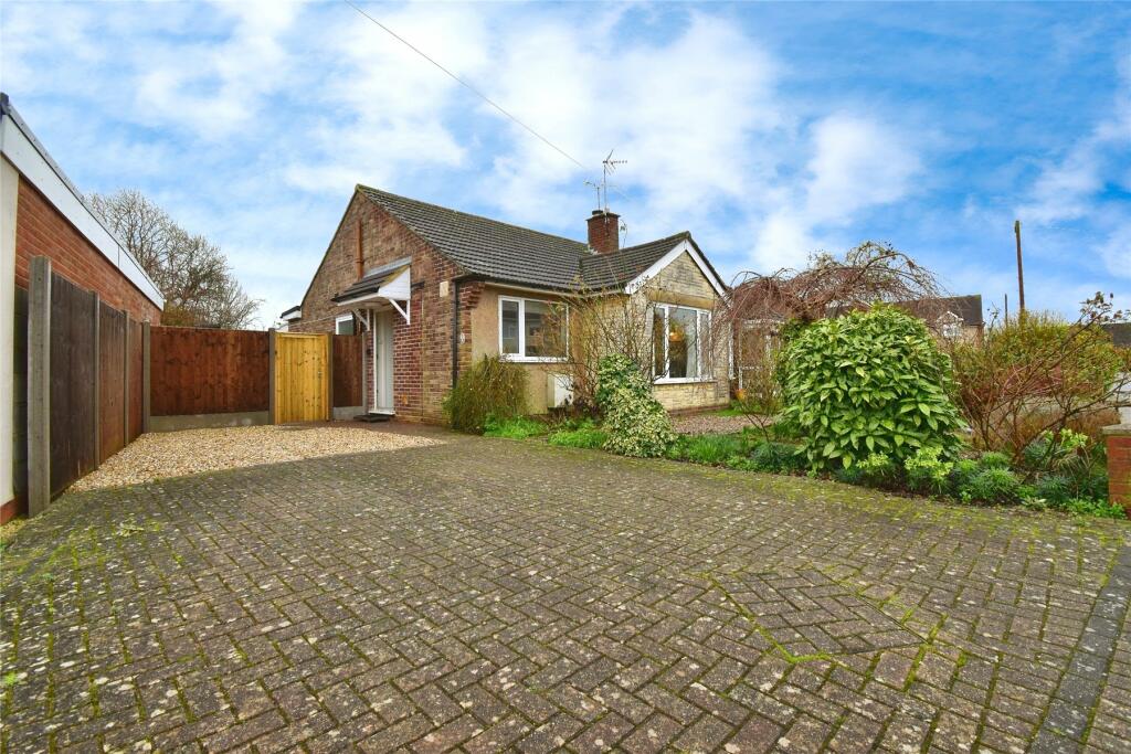 2 bedroom bungalow for sale in Highfield Road, Winslow, MK18