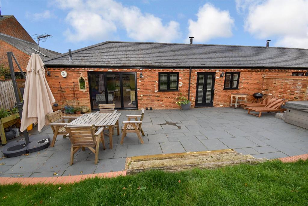 4 bedroom bungalow for sale in Claydon Hill Farm Barns, Steeple Claydon