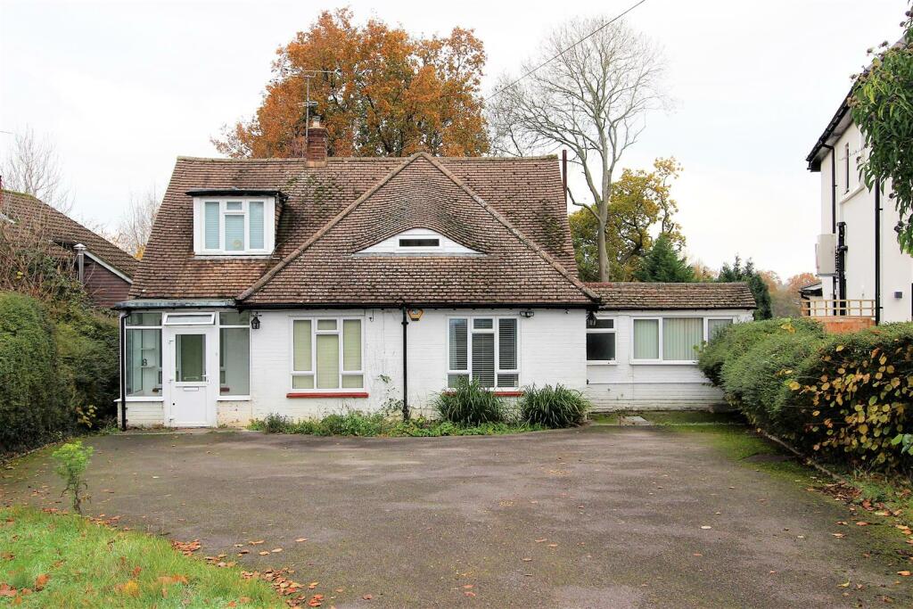 3 bedroom detached bungalow for sale in Highwold, Chipstead, CR5