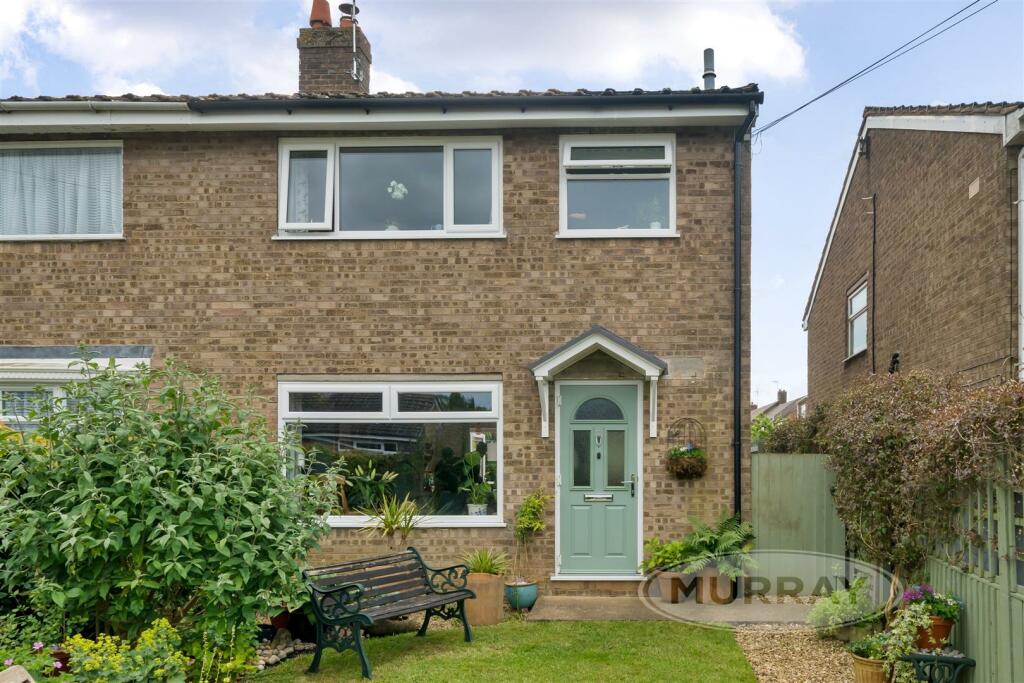3 bedroom semidetached house for sale in Lammas Close, Braunston