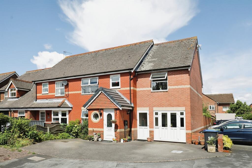 4 bedroom semidetached house for sale in Moorlands Avenue, Kenilworth, CV8