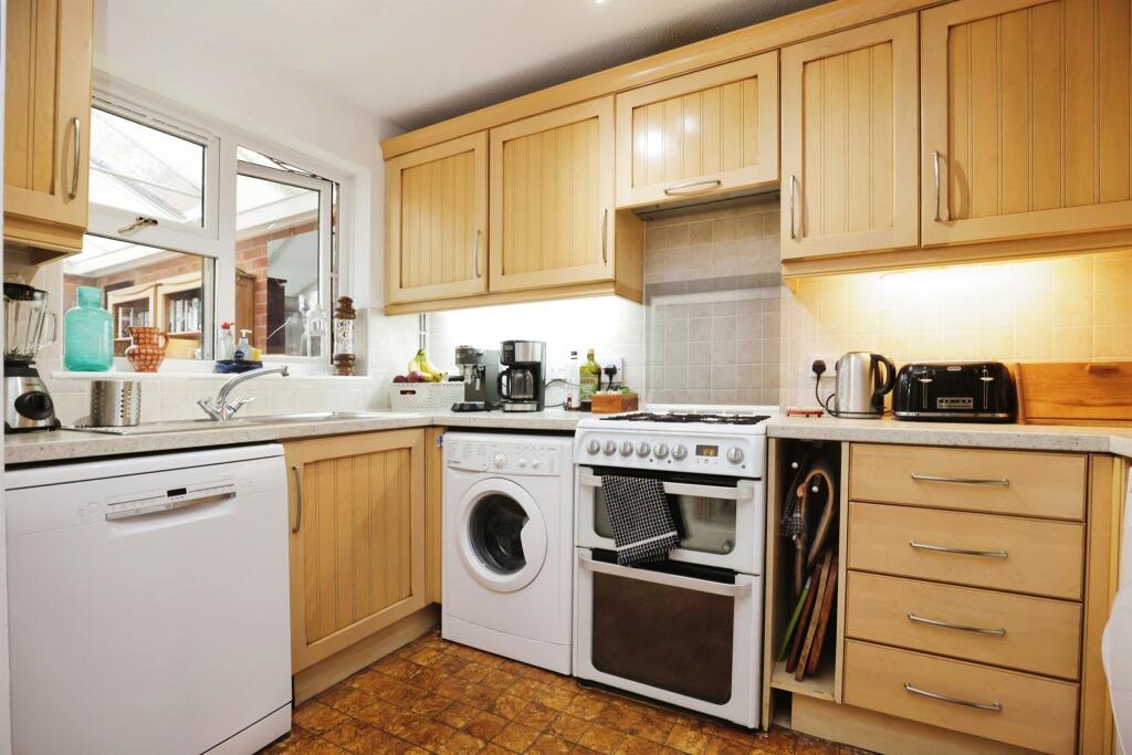 3 bedroom semidetached house for sale in Courthouse Croft, Kenilworth, CV8