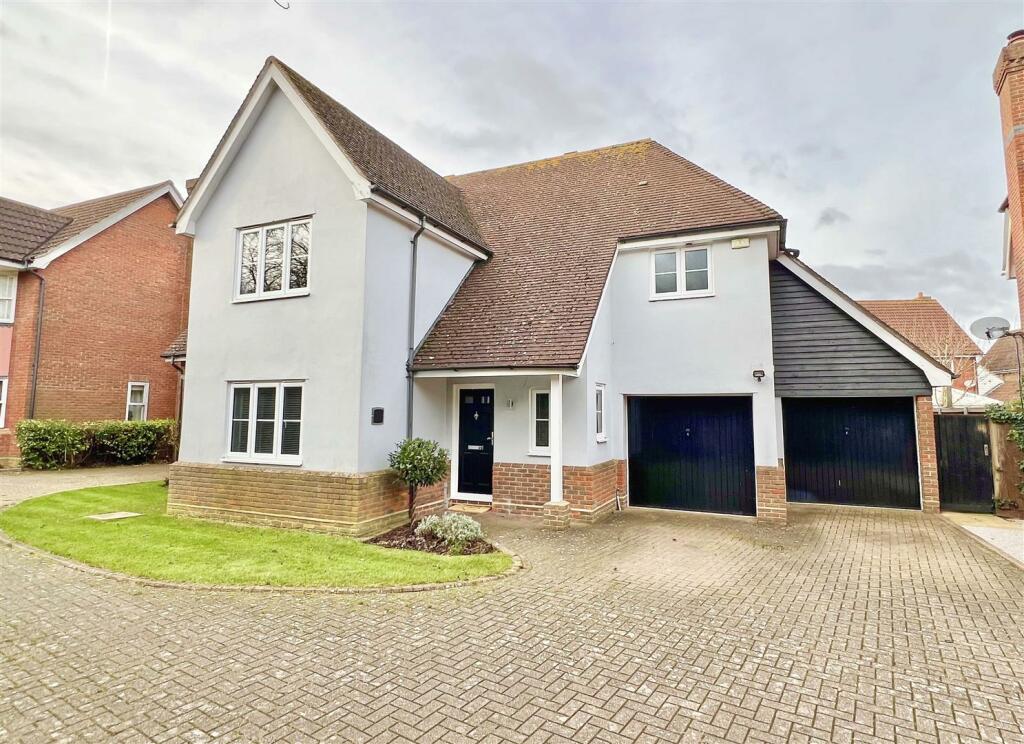 4 bedroom detached house for sale in Harnham Drive, Great Notley
