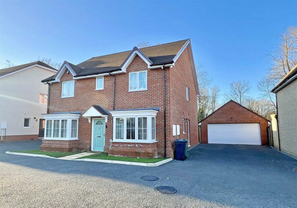 5 bedroom detached house for sale in Bellgreen Gardens, London Road (Gt