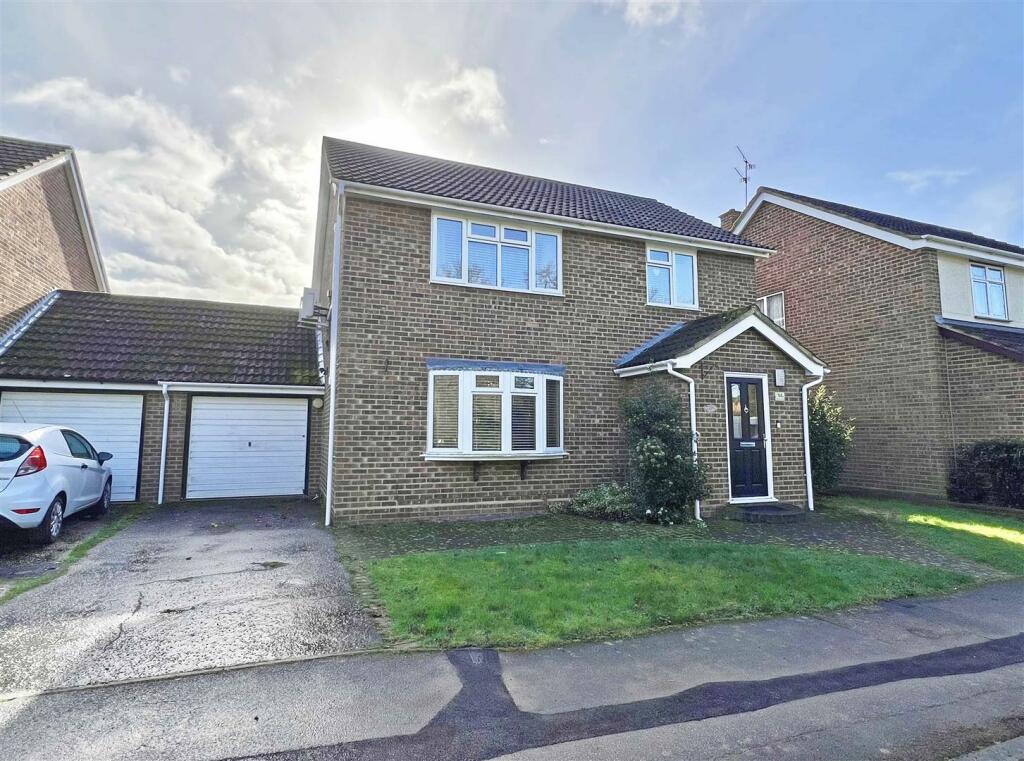 4 bedroom detached house for sale in Crummock Close, Great Notley