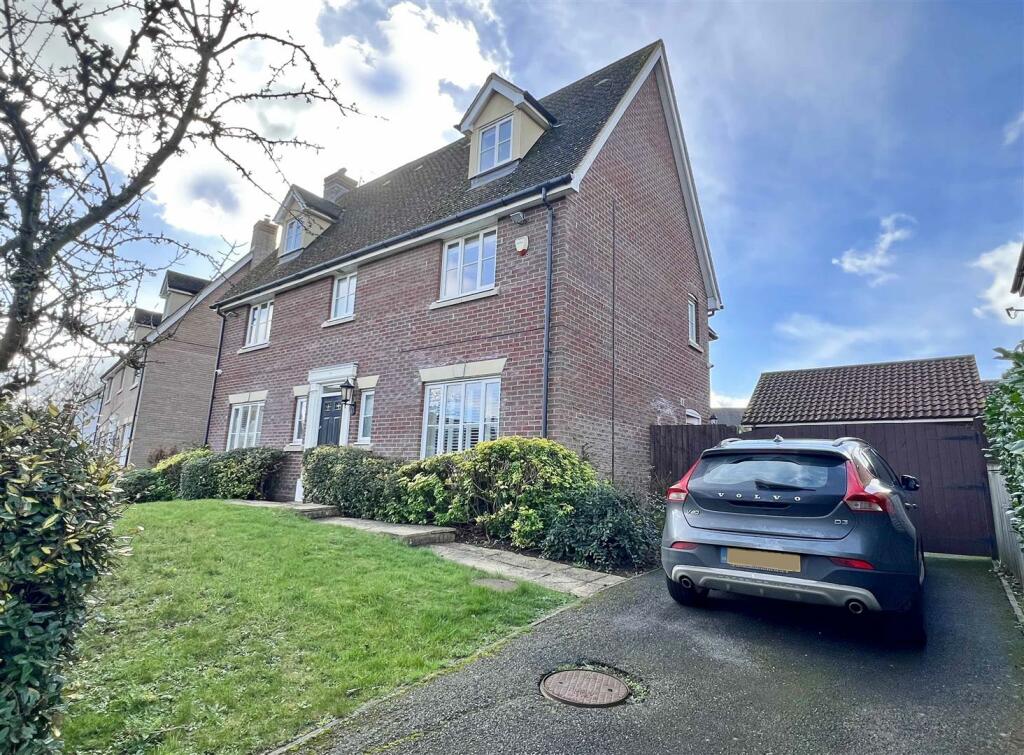 7 bedroom detached house for sale in Queenborough Grove, Great Notley
