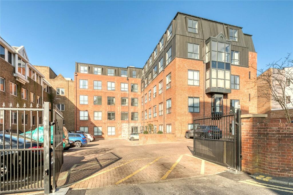 1 bedroom apartment for sale in London Road, Camberley, Surrey, GU15