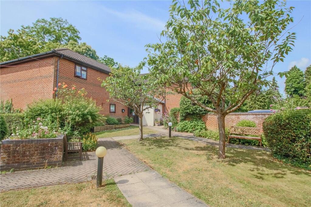 2 bedroom apartment for sale in Huntsgreen Court, Bracknell, Berkshire