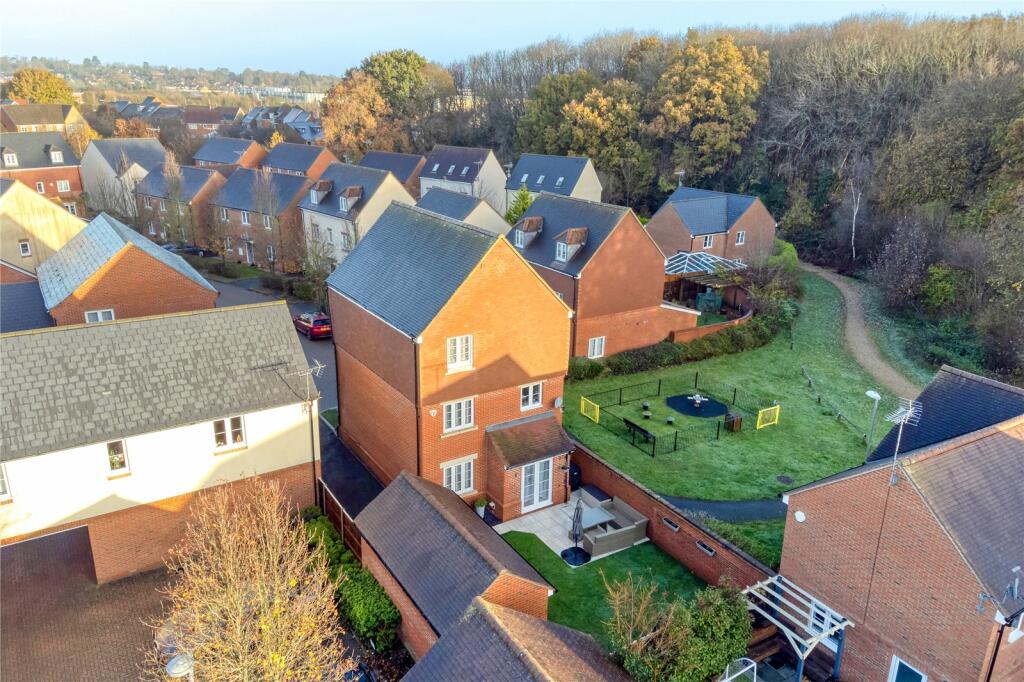 5 bedroom detached house for sale in The Robins, Park