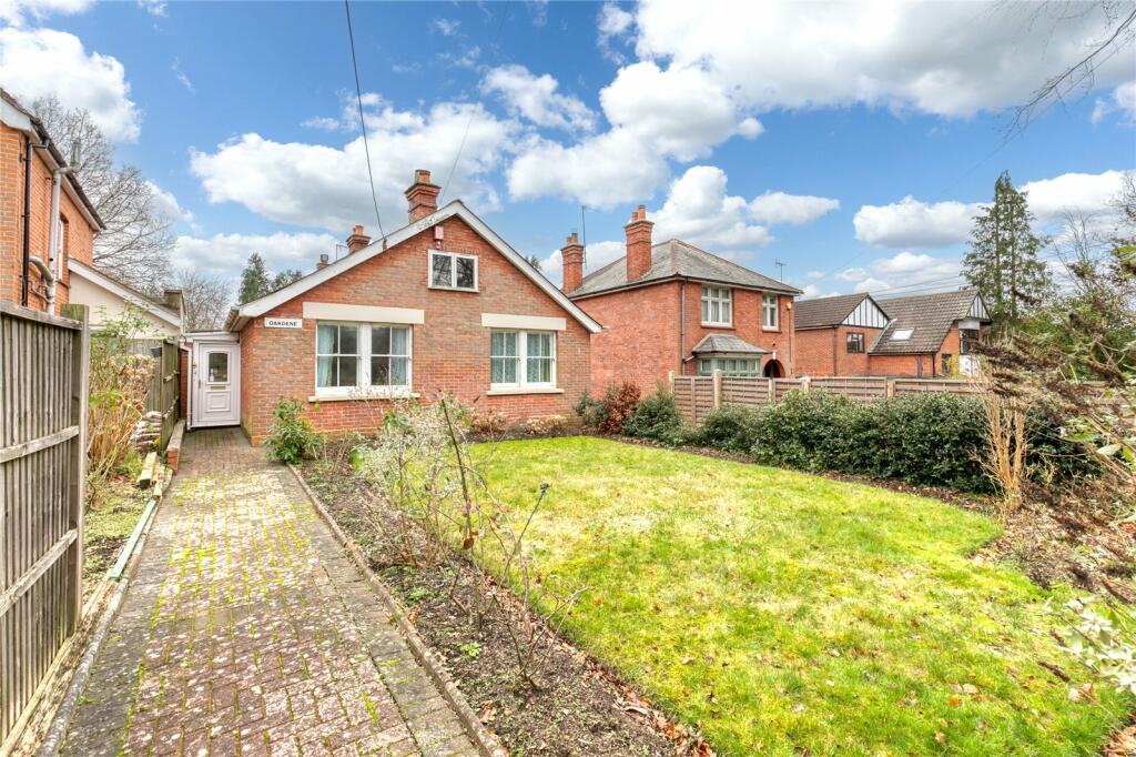 3 bedroom bungalow for sale in London Road, Bracknell, Berkshire, RG12