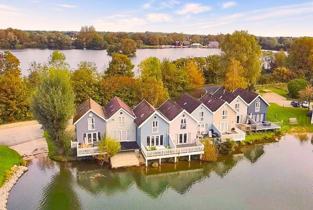 3 bedroom terraced house for sale in Spring Lake, South Cerney, GL7