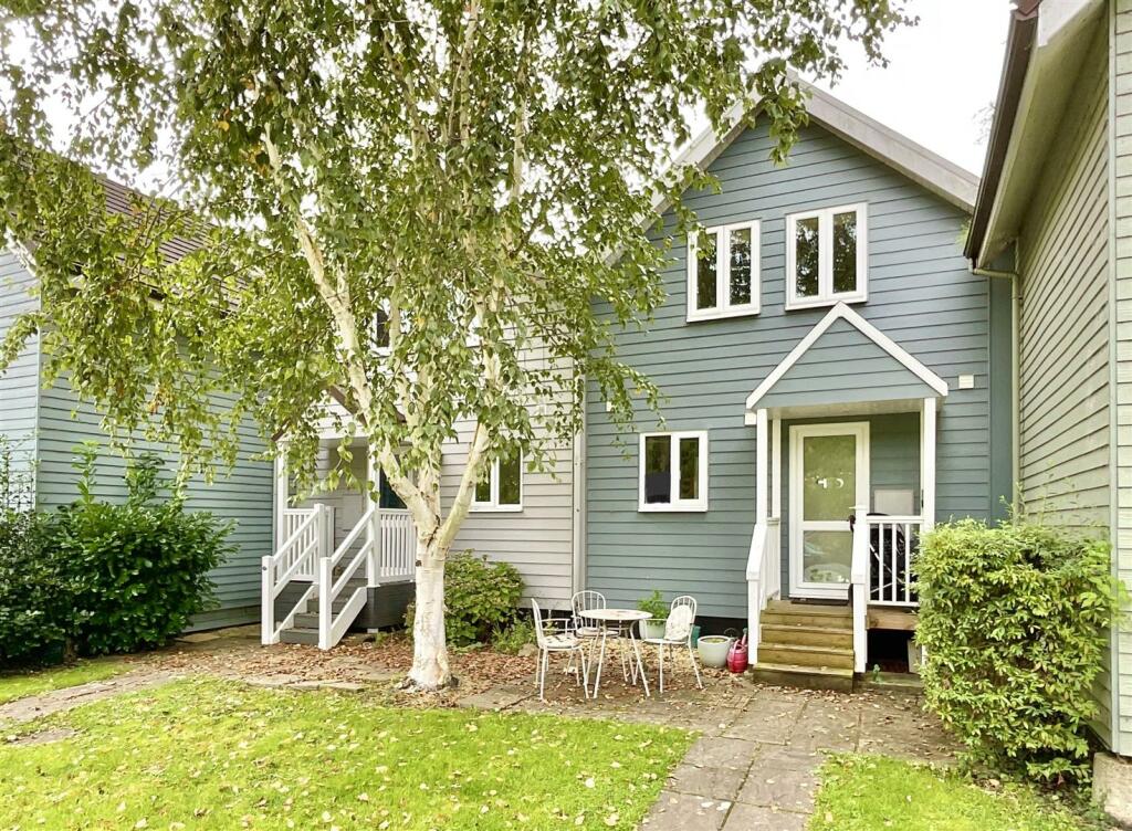 3 bedroom terraced house for sale in Spring Lake, South Cerney, GL7