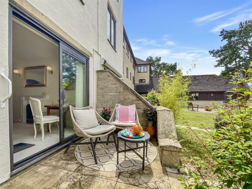 2 bedroom flat for sale in Trafalgar Road, Cirencester, GL7