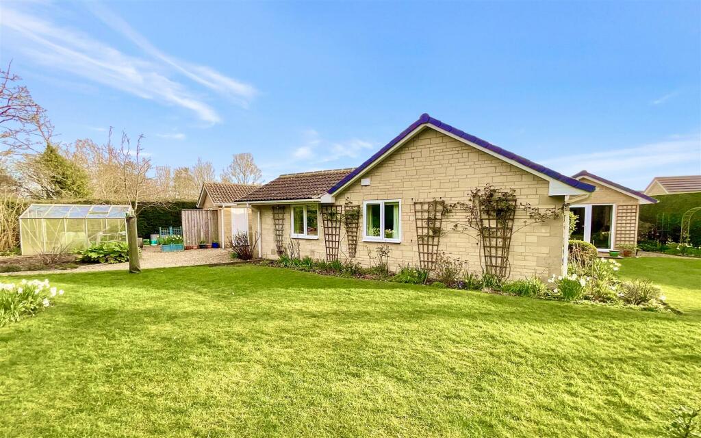 4 bedroom bungalow for sale in Kingshill, Cirencester, GL7