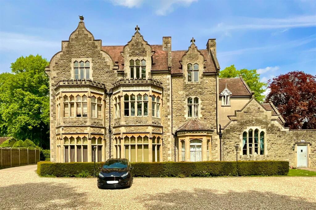 2 bedroom flat for sale in Siddington, Cirencester, GL7