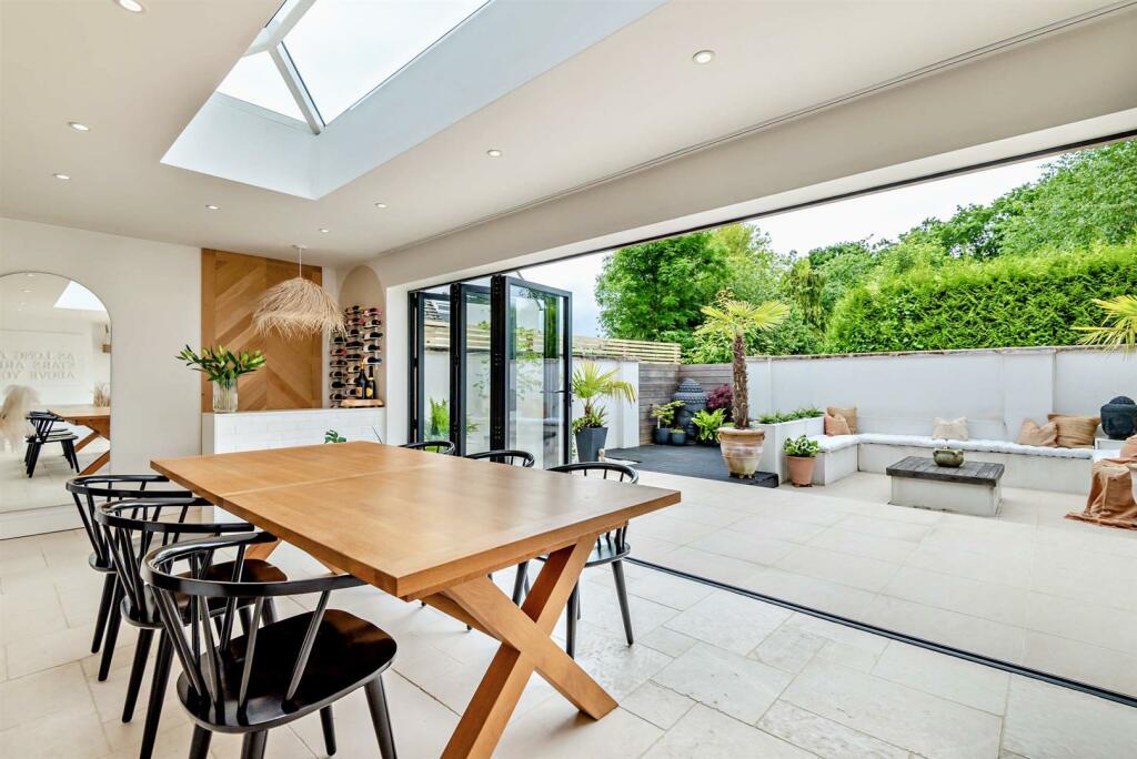 3 bedroom semidetached house for sale in Upper Malmesbury, SN16