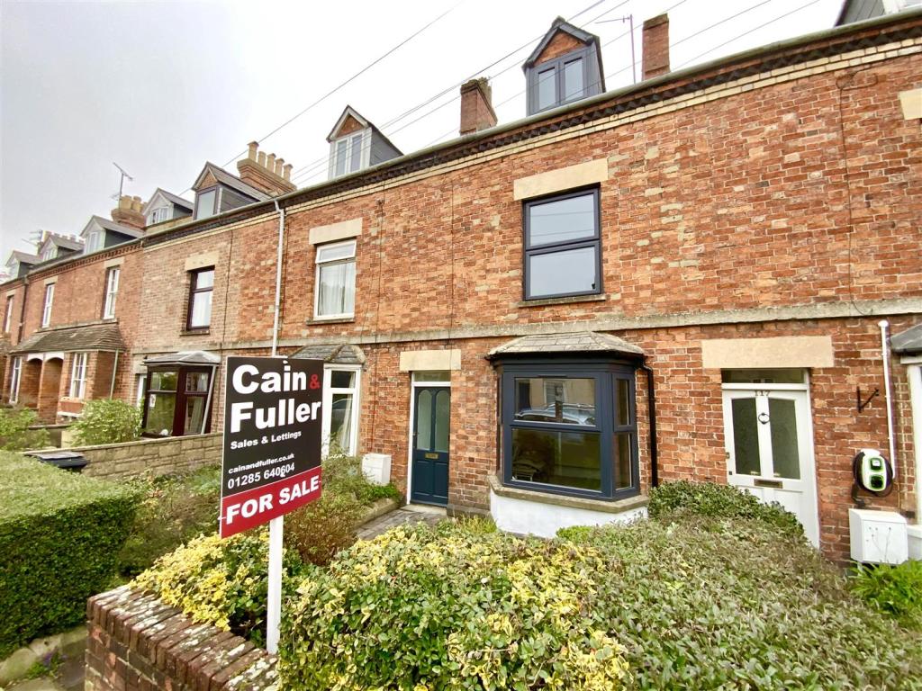 3 bedroom terraced house for sale in Victoria Road, Cirencester, GL7