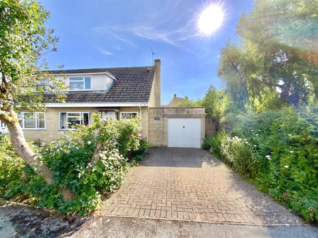 3 bedroom semidetached house for sale in Willow Grove, South Cerney