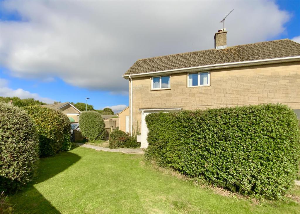 3 bedroom semidetached house for sale in Golden Farm Road, Cirencester