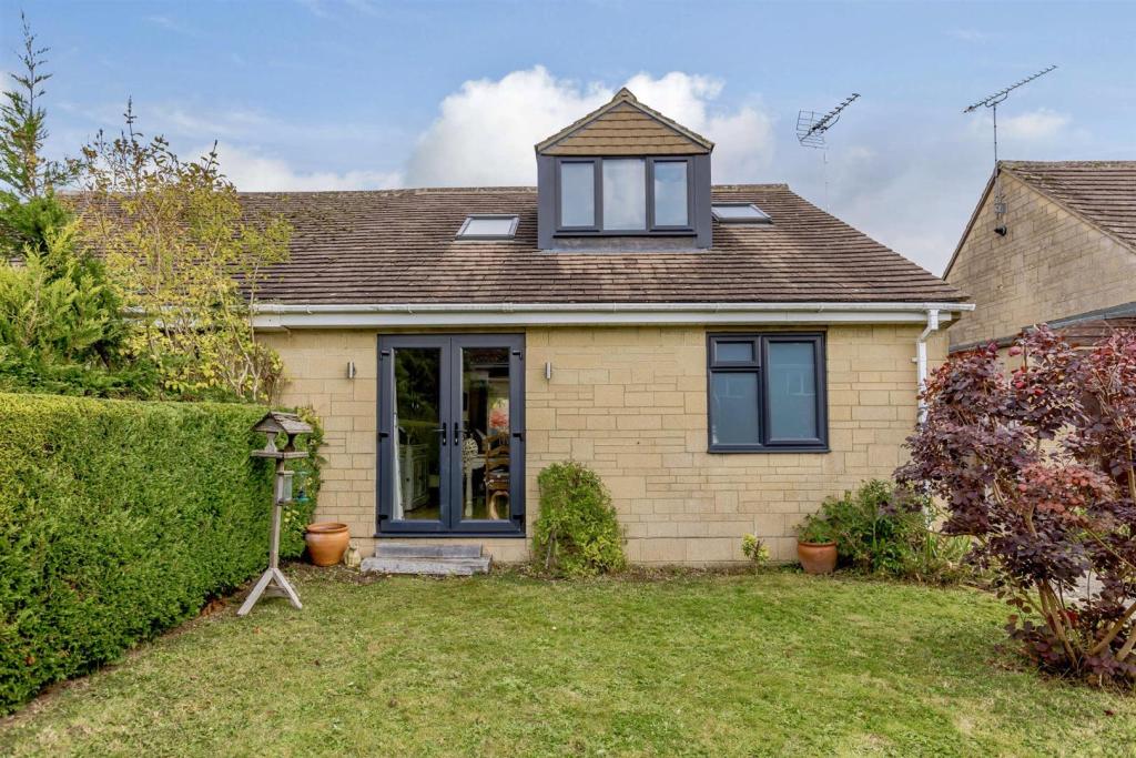 3 bedroom semidetached house for sale in Links View, Stratton