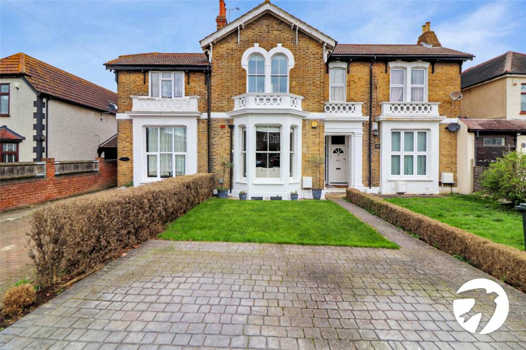 4 bedroom terraced house for sale in Park Crescent, Lesney Park, Erith, Kent, DA8