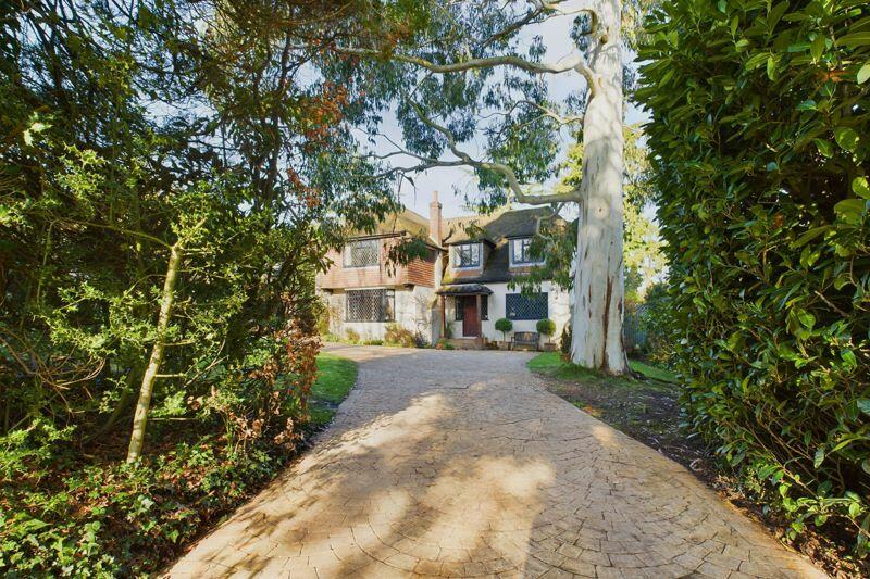 5 bedroom detached house for sale in Starrock Lane Chipstead Village, CR5