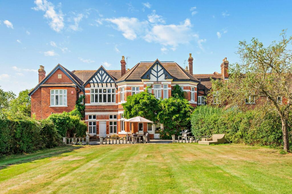 4 bedroom terraced house for sale in Toonagh, Winkfield Street