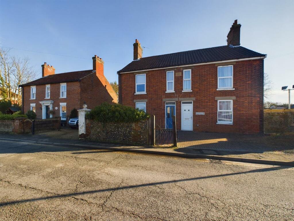 3 bedroom semidetached house for sale in Cowper Road, Dereham, NR19